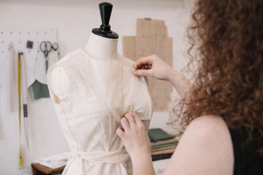 Mise au point d’un prototype textile sur mannequin par une modéliste freelance.